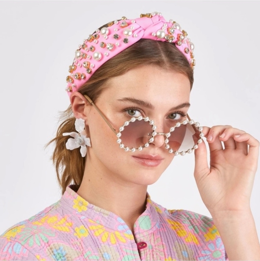 LELE SADOUGHI X STONEY CLOVER BUBBLEGUM PEARL & CRYSTAL HEARTS KNOTTED HEADBAND